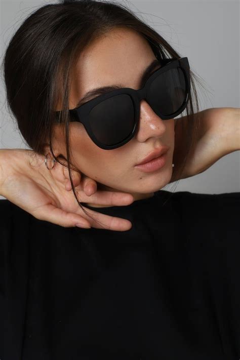 women wearing oversized sunglasses.